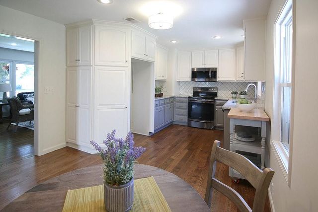 5501 W 70th Terrace, Prairie Village, KS 66208