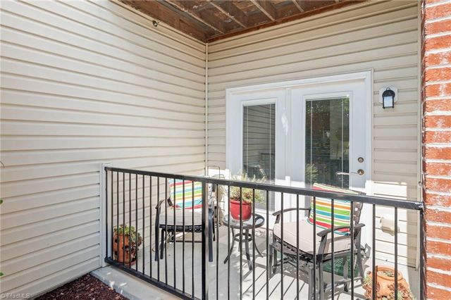 6831 Hanesbrook Circle 101, Clemmons, NC 27012