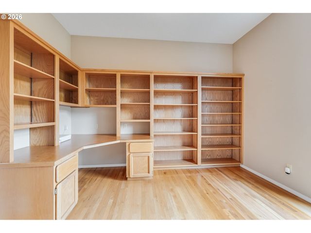6842 Sw ALDEN St, Portland, OR 97223