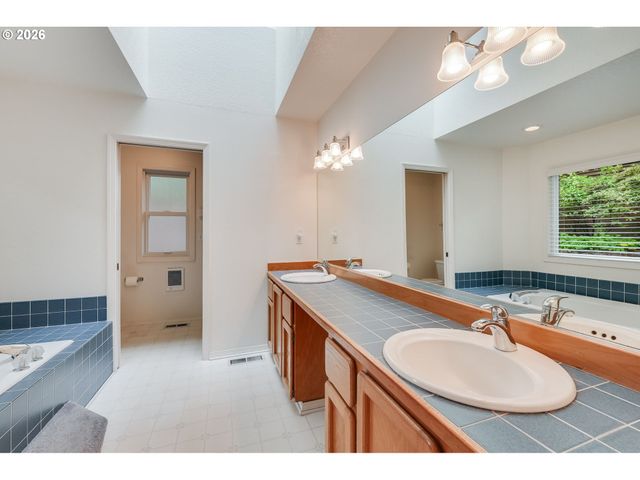 6842 Sw ALDEN St, Portland, OR 97223
