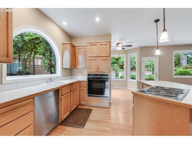 6842 Sw ALDEN St, Portland, OR 97223