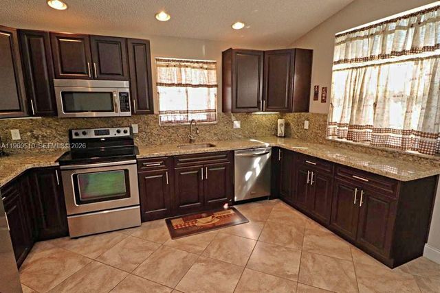 1523 NW 158th Ave, Pembroke Pines, FL 33028