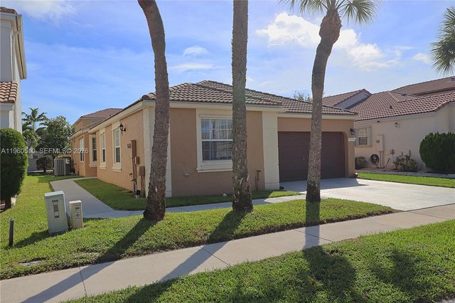1523 NW 158th Ave, Pembroke Pines, FL 33028