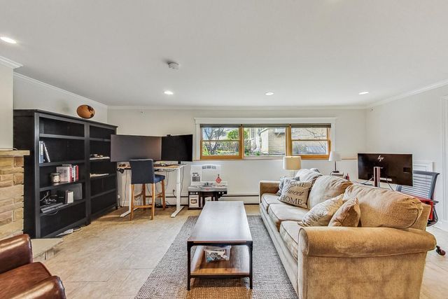 1105 W Miner Street, Arlington Heights, IL 60005