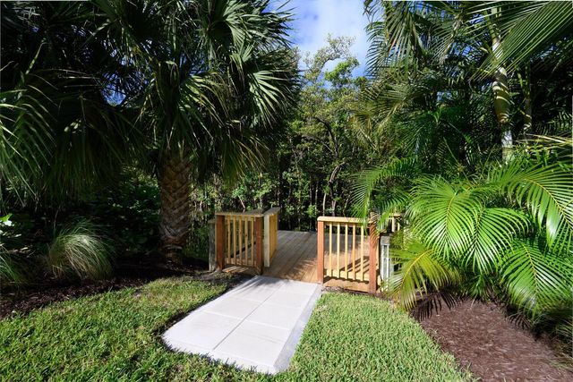 11823 Lake Shore Place, North Palm Beach, FL 33408