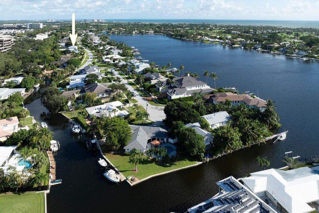 Image 11 of property listing at 11823 Lake Shore Place, North Palm Beach, FL 33408