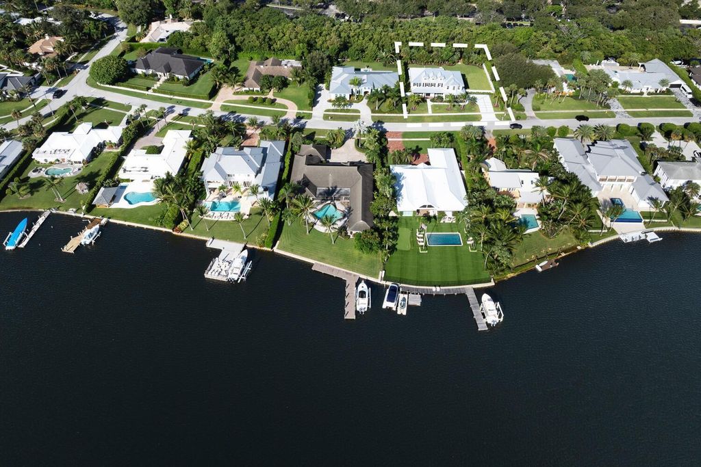 Image 12 of property listing at 11823 Lake Shore Place, North Palm Beach, FL 33408