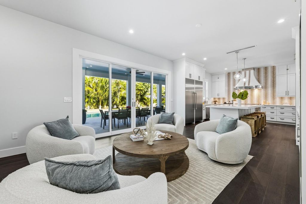 Image 22 of property listing at 11823 Lake Shore Place, North Palm Beach, FL 33408