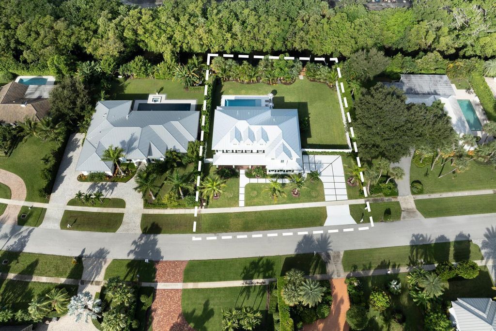 Image 4 of property listing at 11823 Lake Shore Place, North Palm Beach, FL 33408