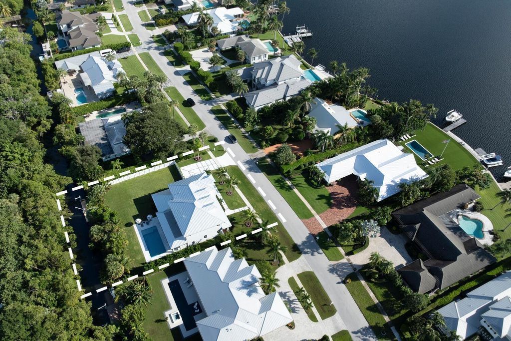 Image 9 of property listing at 11823 Lake Shore Place, North Palm Beach, FL 33408