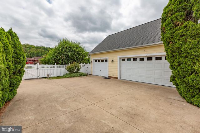 6049 POTOMAC LANDING DR, King George, VA 22485