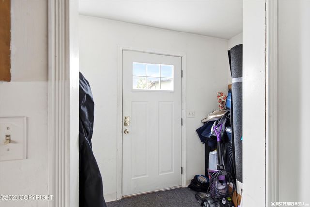 2615 W 33rd Avenue, Anchorage, AK 99517