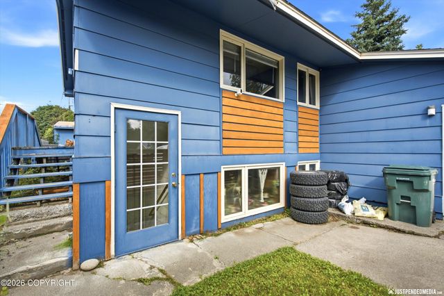 2615 W 33rd Avenue, Anchorage, AK 99517