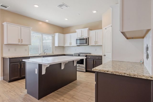 2347 W Babcock Avenue, Visalia, CA 93291