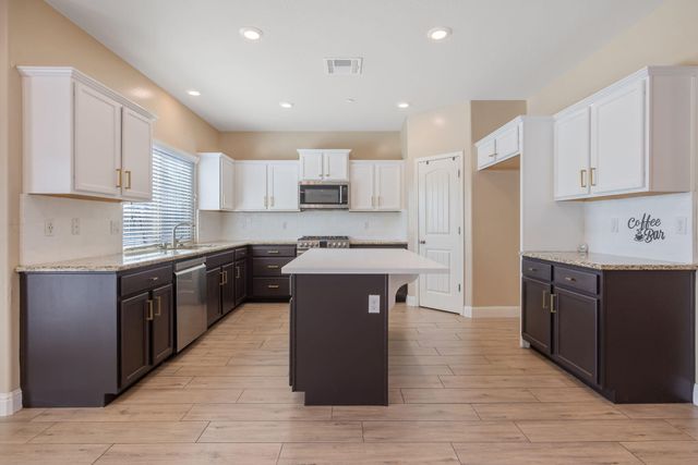 2347 W Babcock Avenue, Visalia, CA 93291