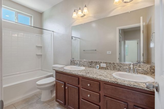 2347 W Babcock Avenue, Visalia, CA 93291