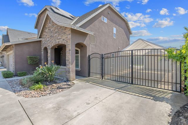 2347 W Babcock Avenue, Visalia, CA 93291