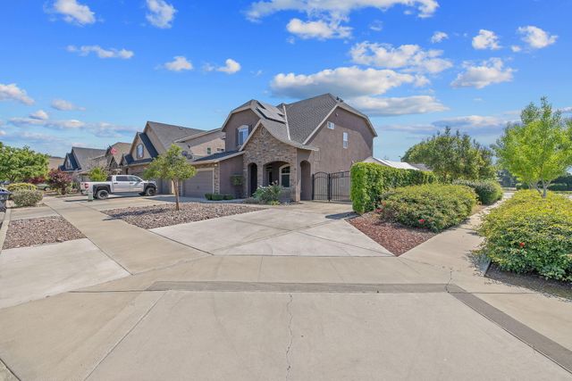 2347 W Babcock Avenue, Visalia, CA 93291