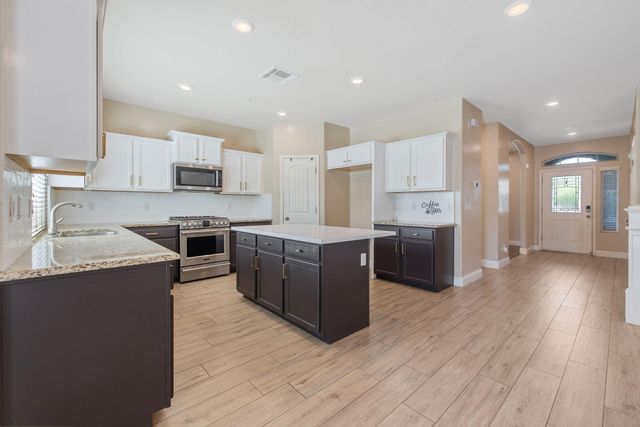 2347 W Babcock Avenue, Visalia, CA 93291