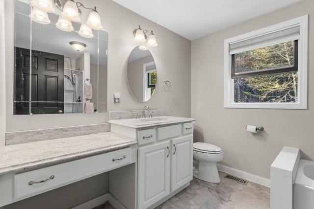 2 Wildwood Dr, Brookline, NH 03033