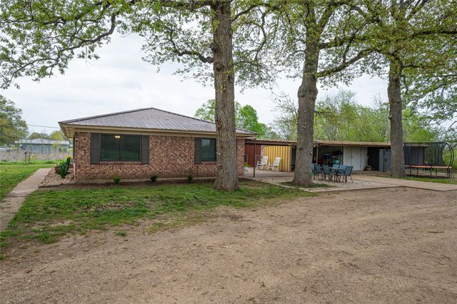 1017 County Road 15390, Deport, TX 75435
