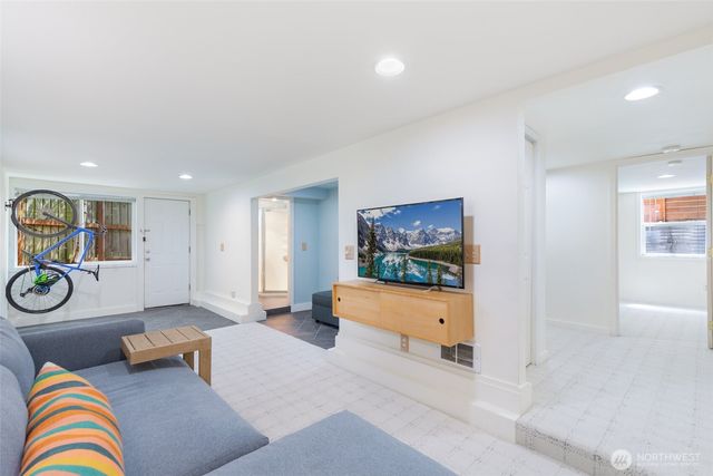 9440 35th Avenue SW, Seattle, WA 98126