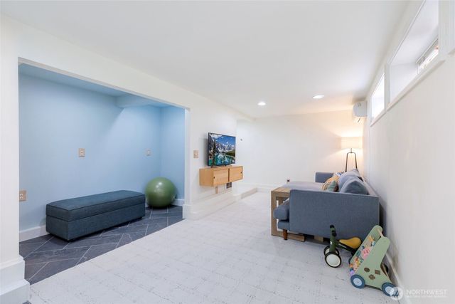 9440 35th Avenue SW, Seattle, WA 98126