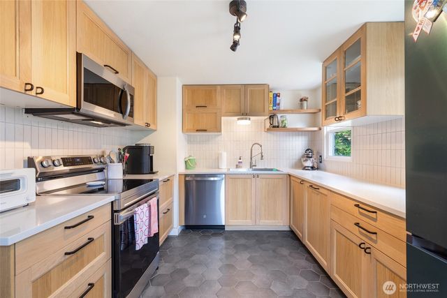 9440 35th Avenue SW, Seattle, WA 98126