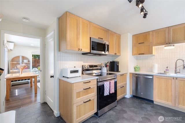 9440 35th Avenue SW, Seattle, WA 98126