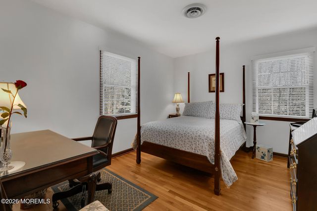 32 Glen Oak Drive, Middletown, NJ 07748