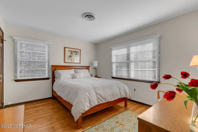 32 Glen Oak Drive, Middletown, NJ 07748