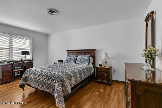 32 Glen Oak Drive, Middletown, NJ 07748