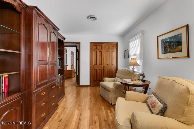 32 Glen Oak Drive, Middletown, NJ 07748