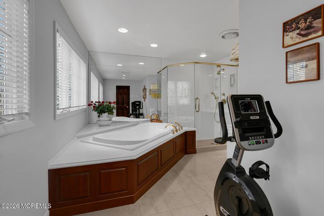 32 Glen Oak Drive, Middletown, NJ 07748