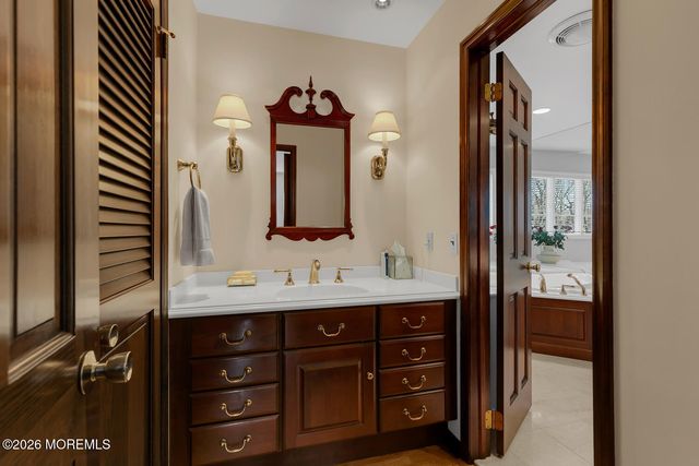 32 Glen Oak Drive, Middletown, NJ 07748