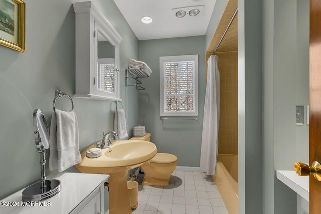 32 Glen Oak Drive, Middletown, NJ 07748