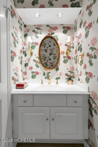 32 Glen Oak Drive, Middletown, NJ 07748