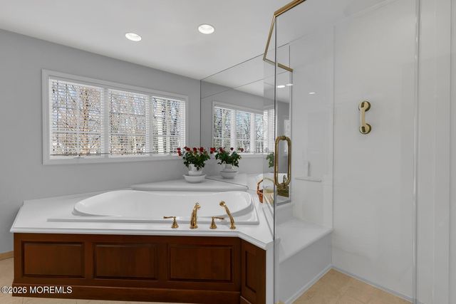 32 Glen Oak Drive, Middletown, NJ 07748