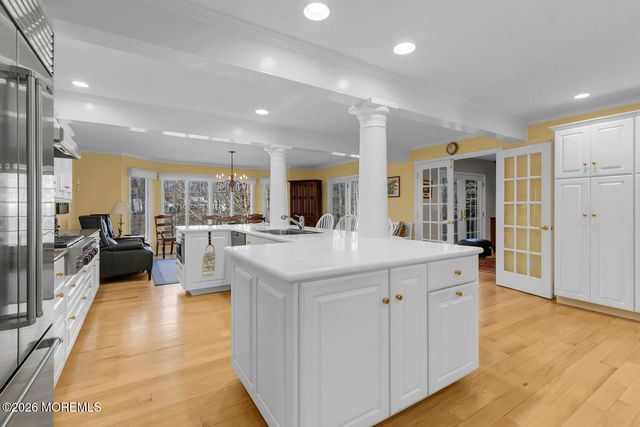 32 Glen Oak Drive, Middletown, NJ 07748