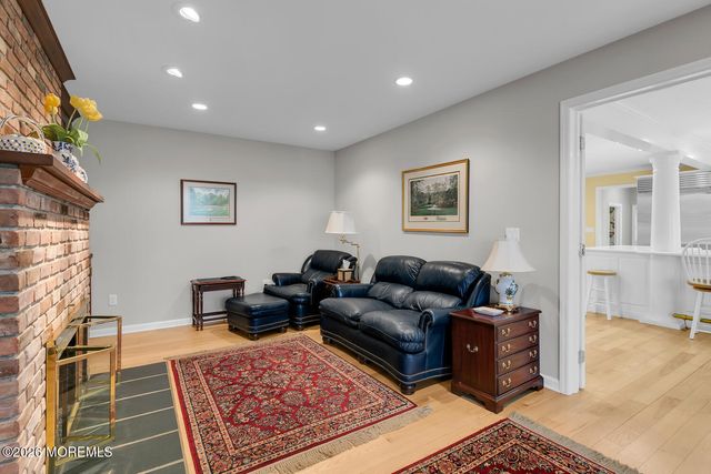 32 Glen Oak Drive, Middletown, NJ 07748