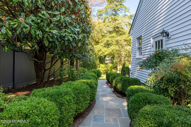 32 Glen Oak Drive, Middletown, NJ 07748