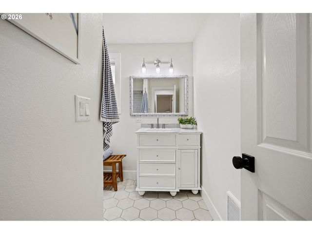 1357 E St, Springfield, OR 97477