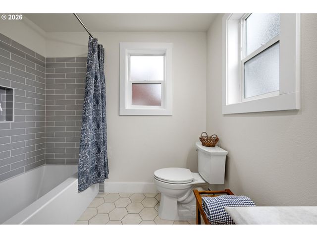 1357 E St, Springfield, OR 97477