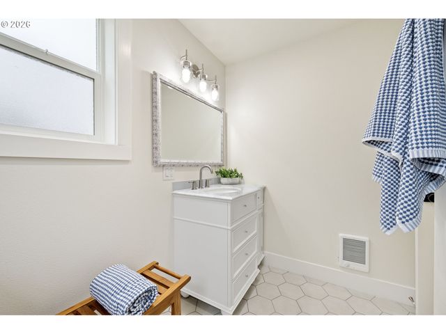 1357 E St, Springfield, OR 97477