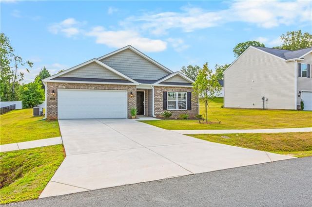 130 Preston Oaks Drive, King, NC 27021