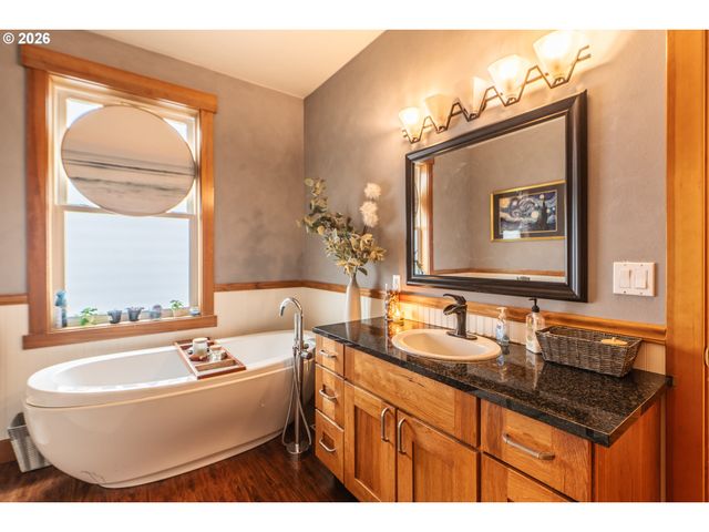 1749 22ND St, Hood River, OR 97031