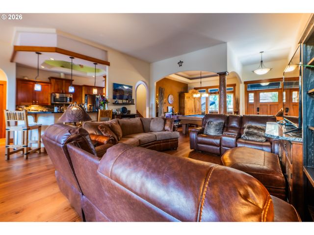 1749 22ND St, Hood River, OR 97031