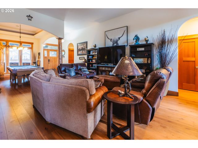 1749 22ND St, Hood River, OR 97031