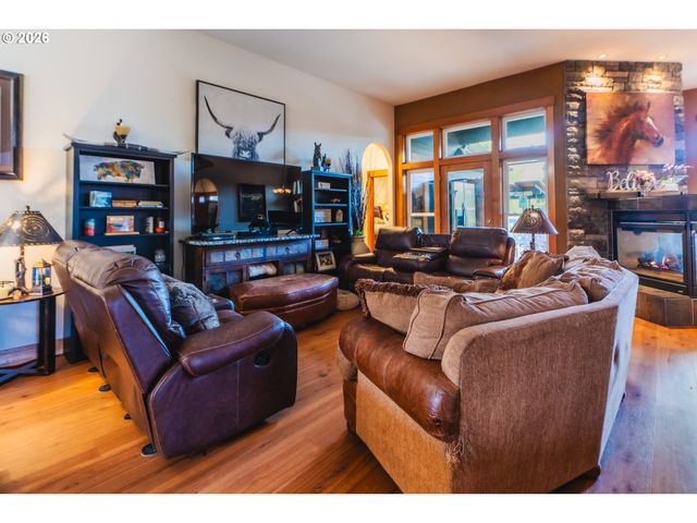 1749 22ND St, Hood River, OR 97031