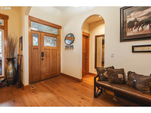 1749 22ND St, Hood River, OR 97031